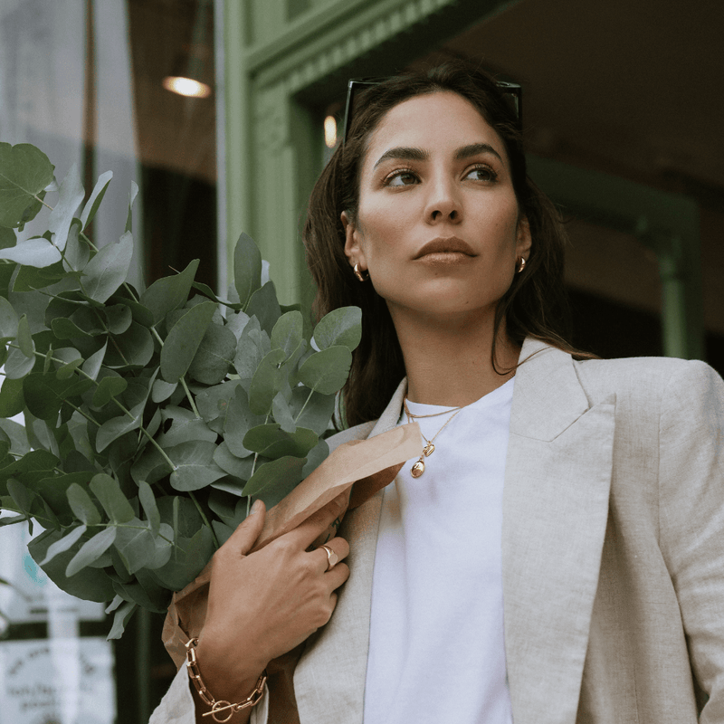 LUXE Tapered Dome Hoop Earrings fra Orelia - bilde 2