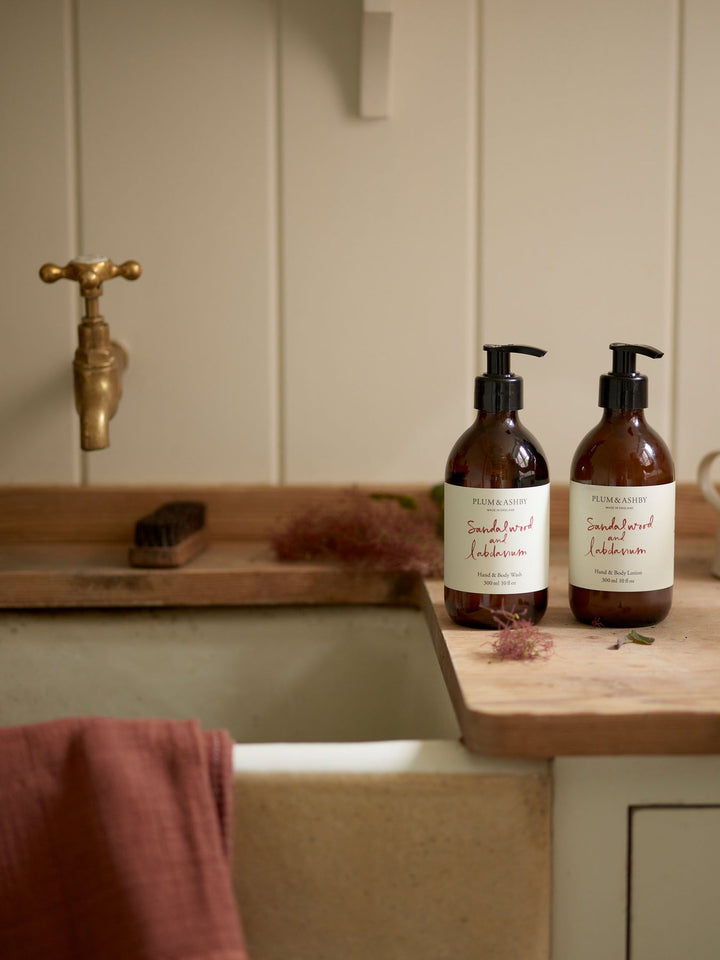 Plum &amp; Ashby brun tilbehør - fra siden
