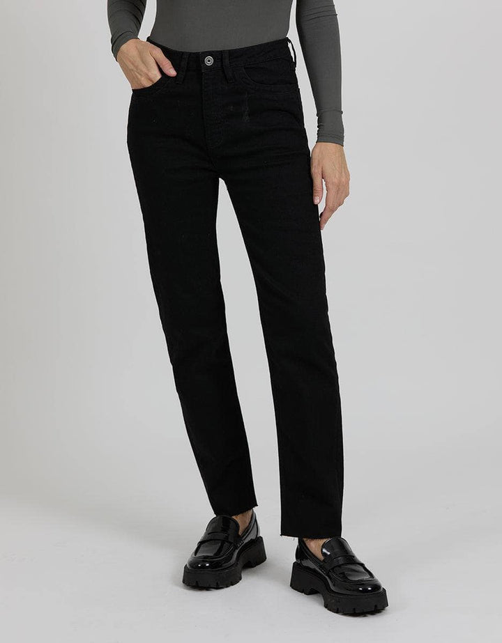 REIKO svart bukse jeans - på modell