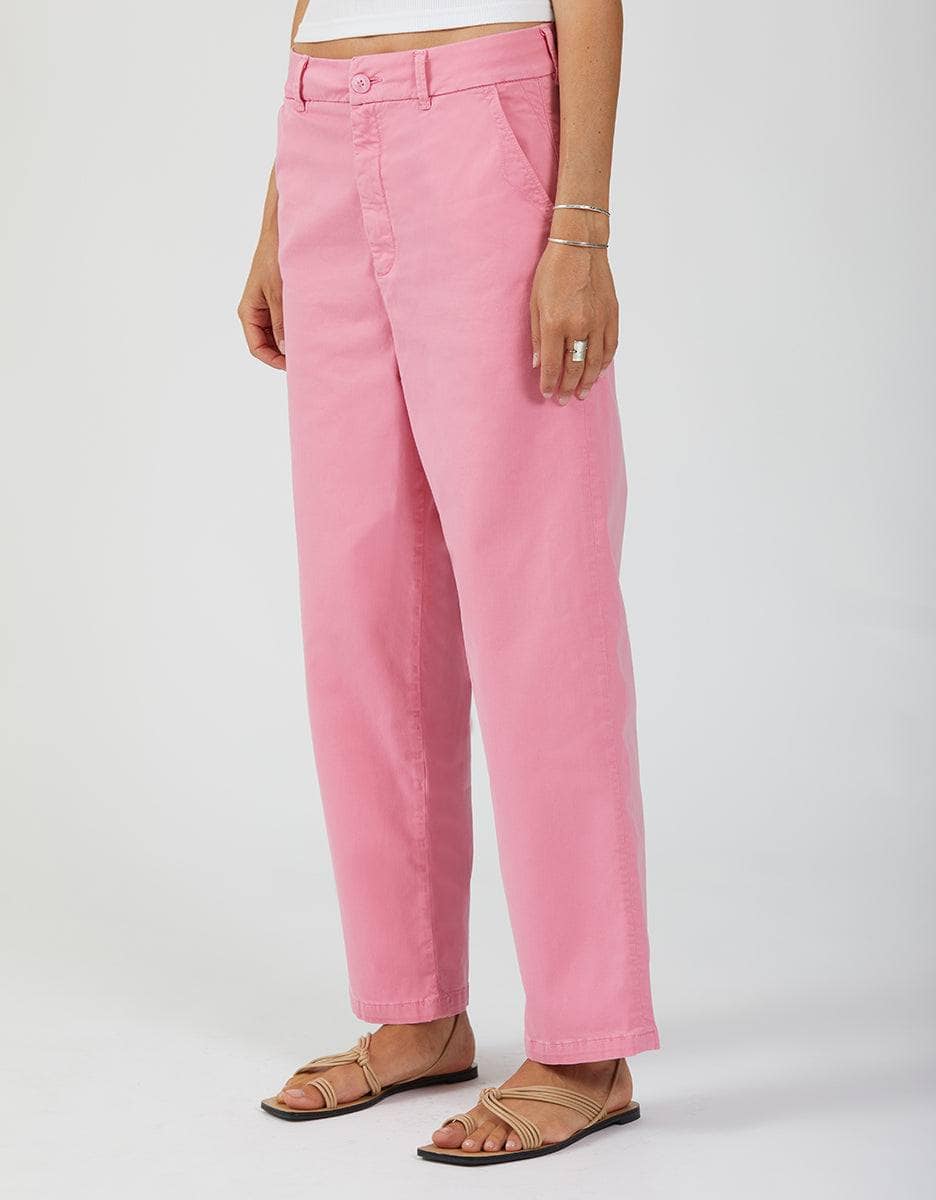REIKO rosa bukse - på modell 2