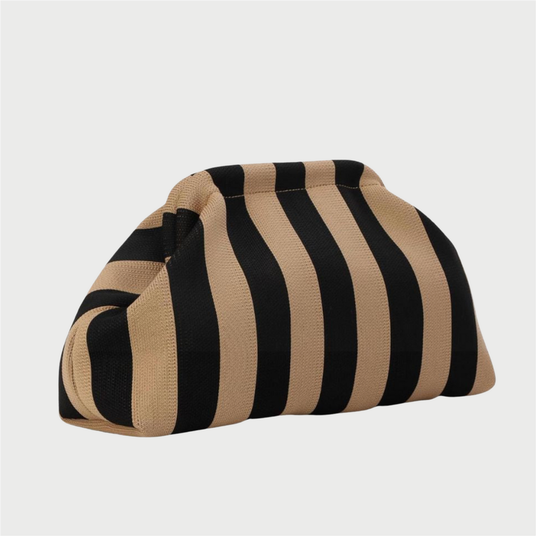 Brun og svart stripet clutch-pouch med skulpturell form, sidevinkel på nøytral bakgrunn