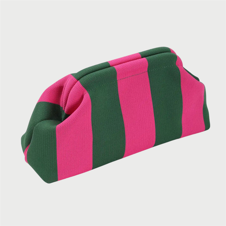 Rosa og grønn stripet clutch-veske med rynket topp, skrått perspektiv på lys bakgrunn