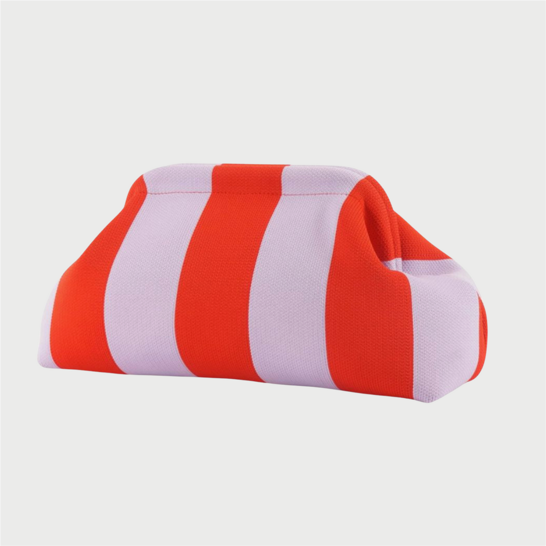 Rød og lilla stripet clutch-veske med skulpturert form, sidevinkel på nøytral bakgrunn