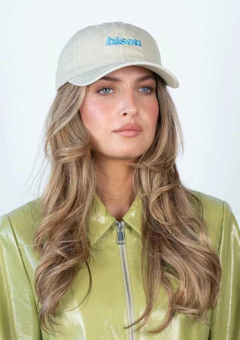 Sui Ava beige tilbehør caps - på modell forfra