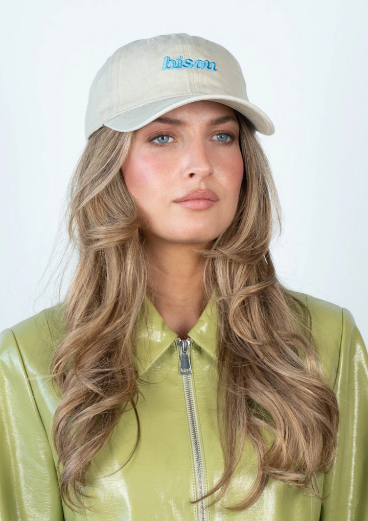 Sui Ava beige tilbehør caps - på modell forfra