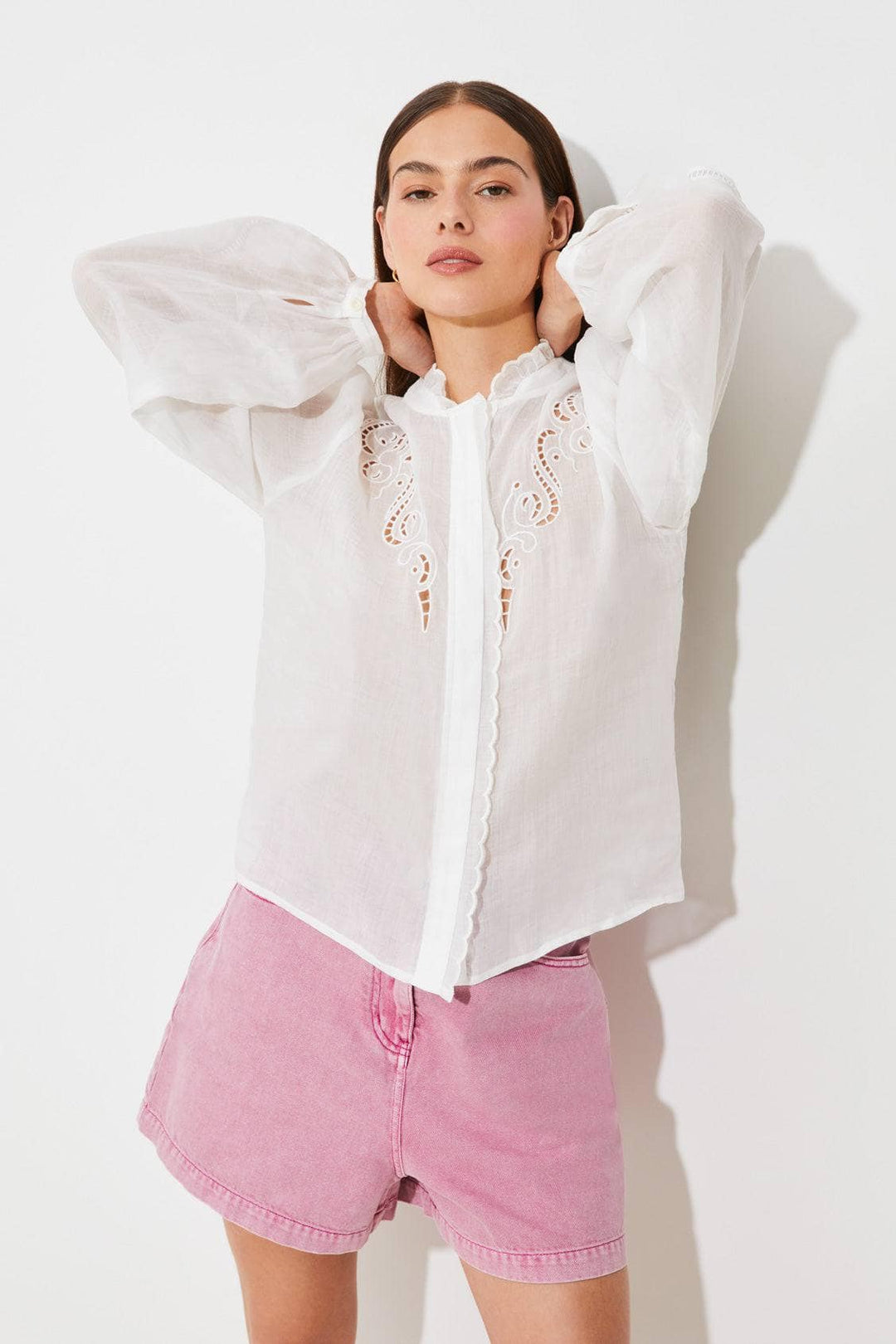 Suncoo hvit bluse - på modell
