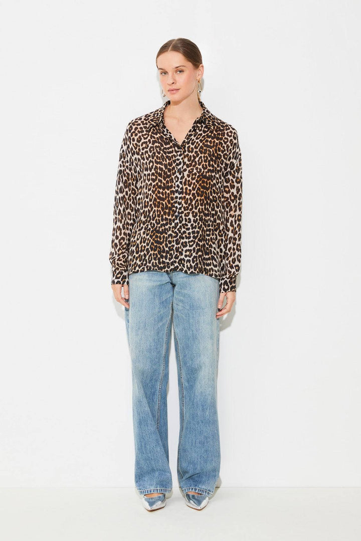 Suncoo beige leopardmønstret bluse - på modell