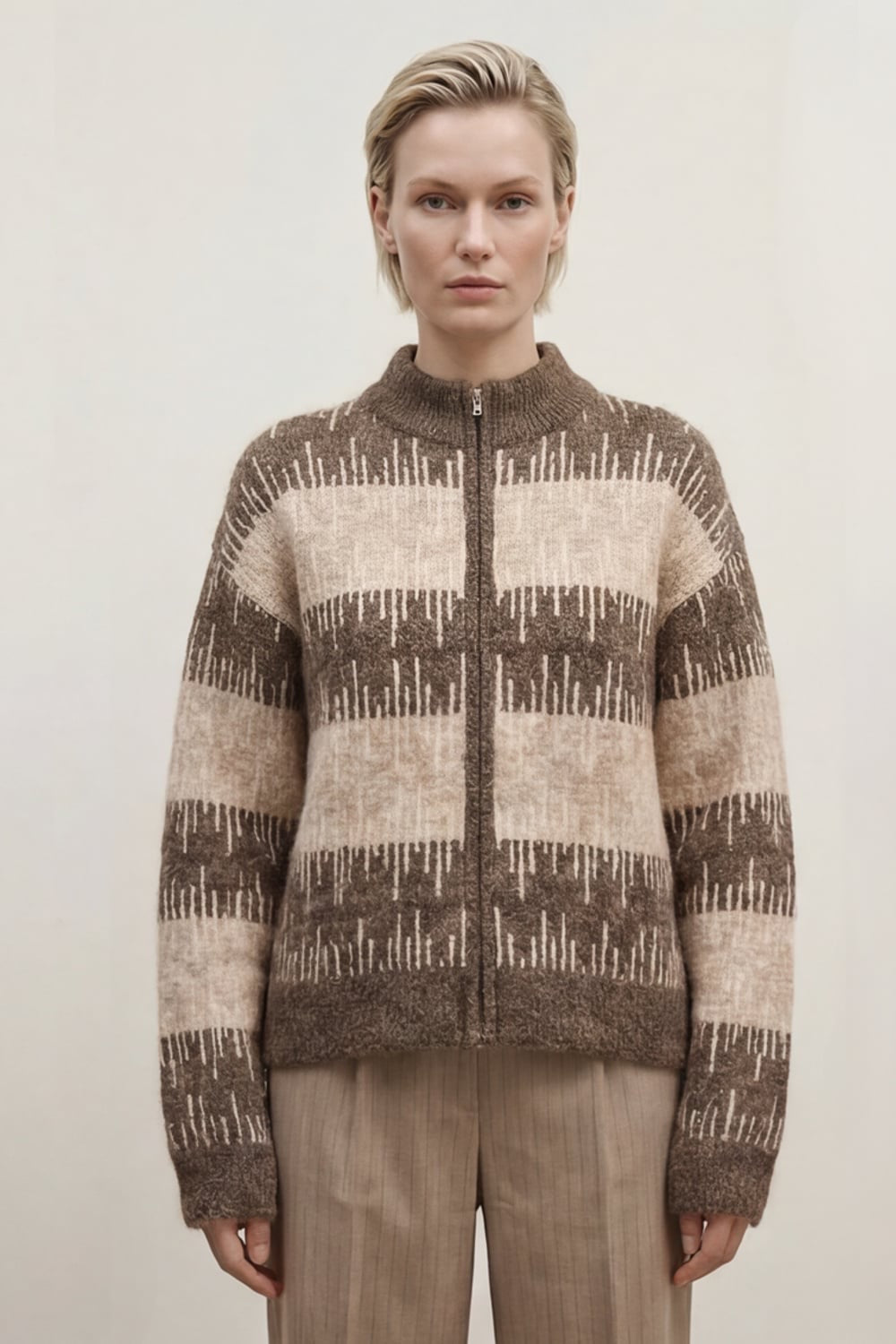 Woodling mellombrun cardigan stripet - på modell forfra