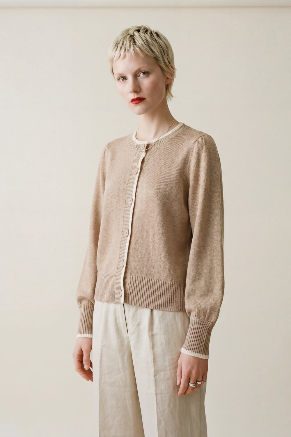 Woodling beige cardigan - på modell forfra
