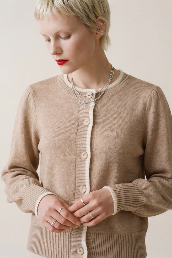 Woodling beige cardigan - på modell forfra