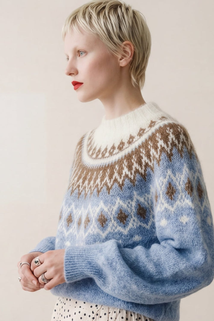 Himmelblå genser med fair isle-mønster i beige og hvit, sidevinkel på modell