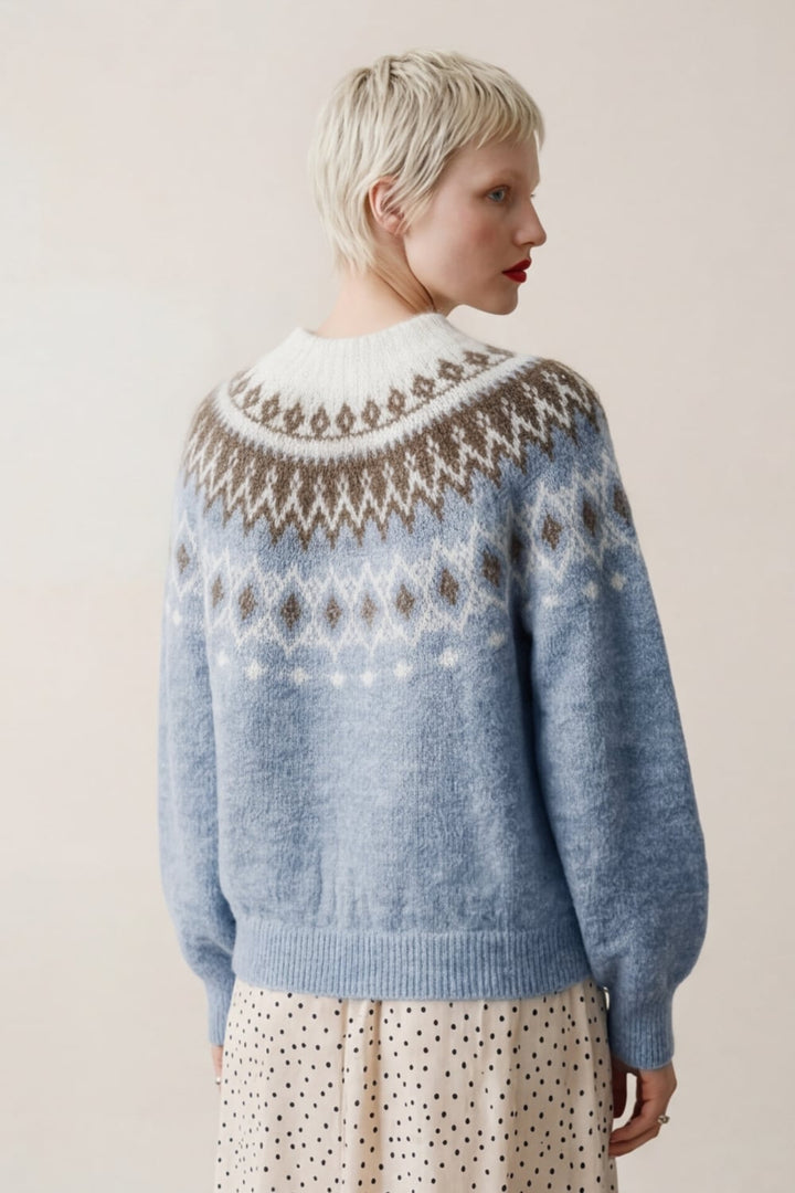Bakside av himmelblå genser med fair isle-mønster i beige og hvit, på modell