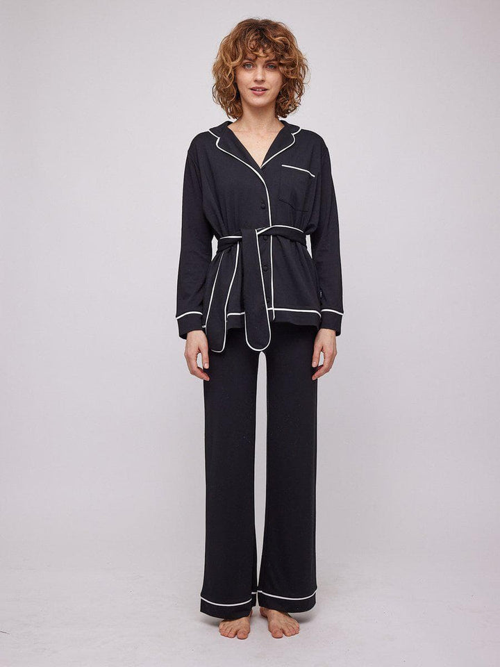 Ella &amp; il svart pyjamas - på modell