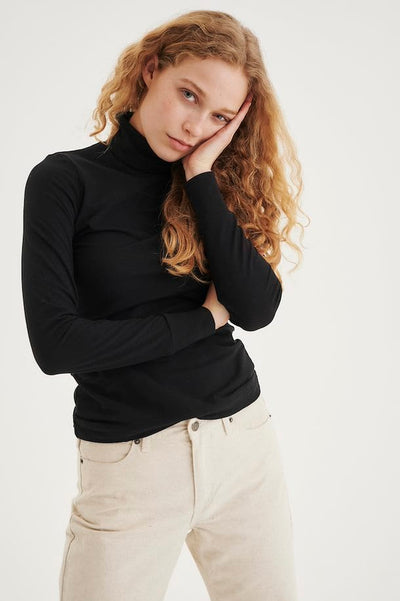 Fang Rollneck, Black - Tråkk Inn