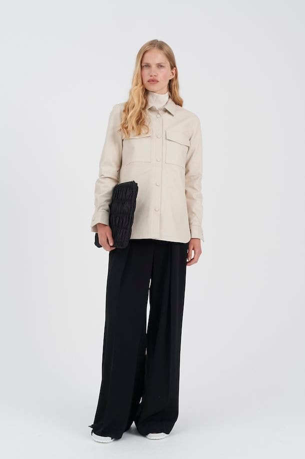 InWear beige skjorte - på modell