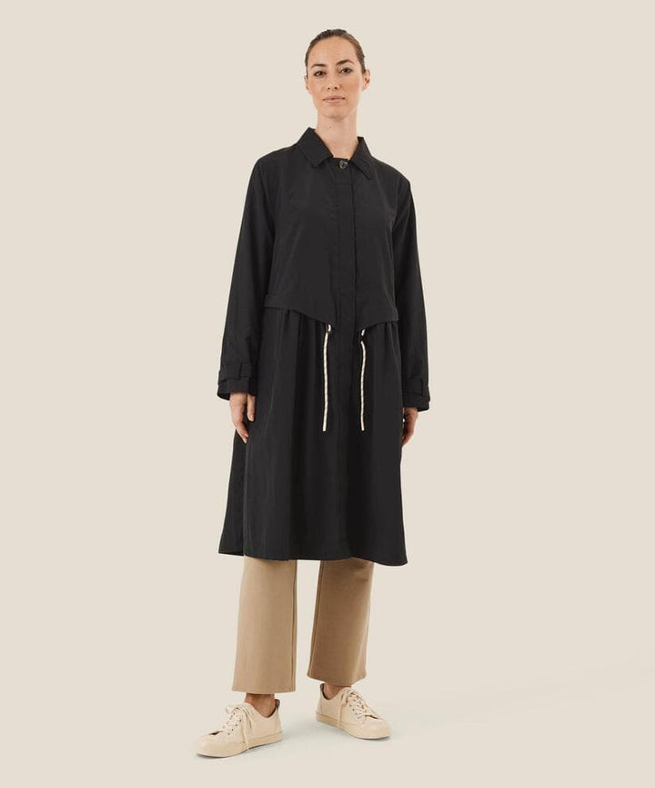MASAI svart jakke kåpe - på modell 2