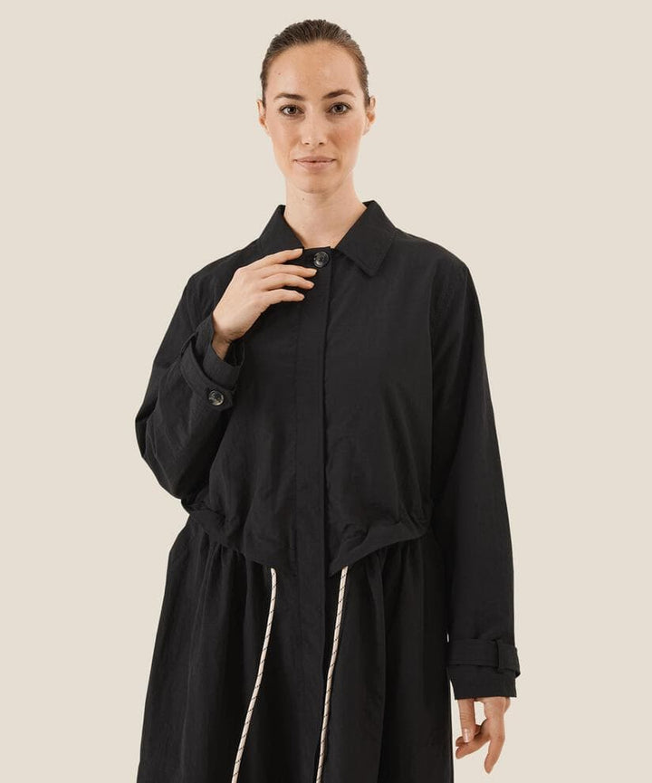 MASAI svart jakke kåpe - på modell 1